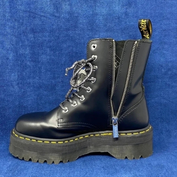 Dr. Martens X Hello Kitty - Picture 8 of 11